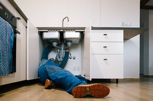 Professional Emergency Plumber technician working in Fisty, KY